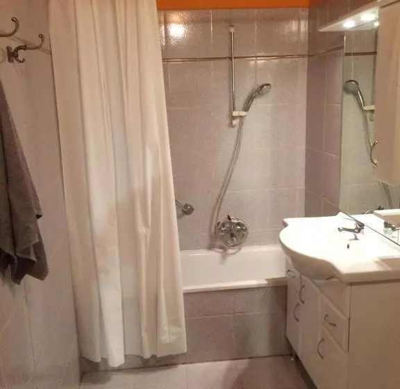 پانسیون Hullam Rooms Siofok