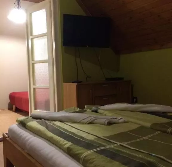پانسیون Hullam Rooms Siofok