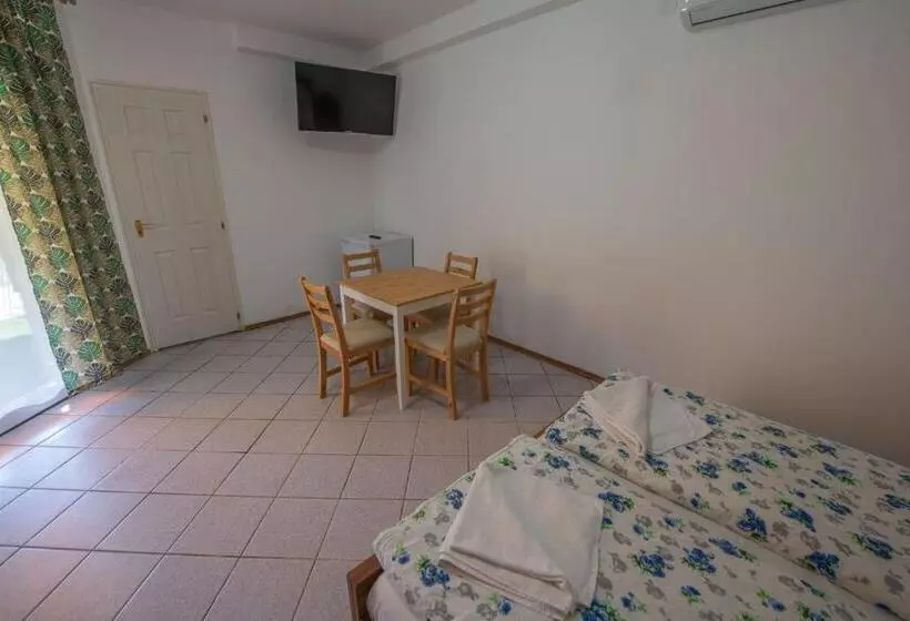 پانسیون Hullam Rooms Siofok