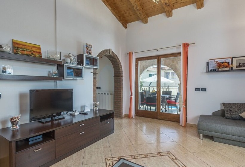 Villa With Private Pool Near The Beach And Porec Center