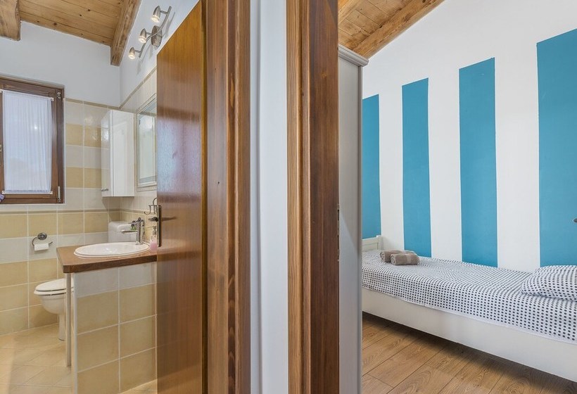 Villa With Private Pool Near The Beach And Porec Center