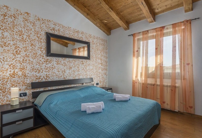 Villa With Private Pool Near The Beach And Porec Center