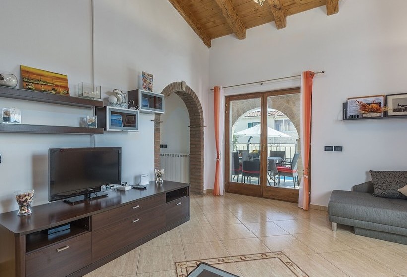 Villa With Private Pool Near The Beach And Porec Center