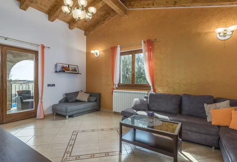 Villa With Private Pool Near The Beach And Porec Center