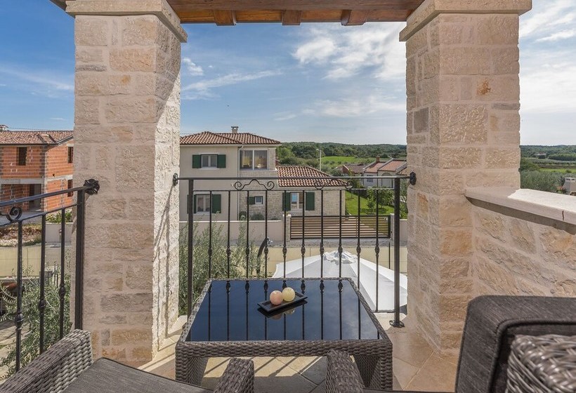 Villa With Private Pool Near The Beach And Porec Center