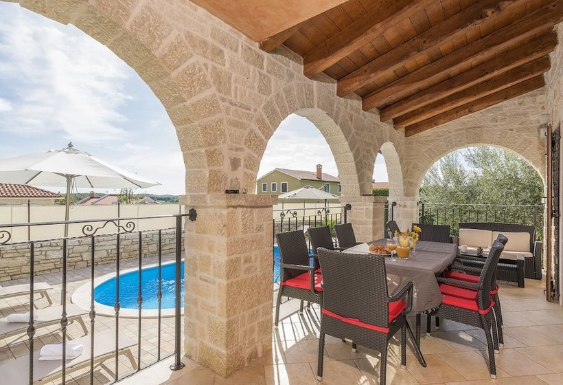 Villa With Private Pool Near The Beach And Porec Center