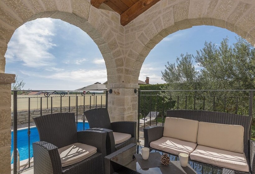 Villa With Private Pool Near The Beach And Porec Center