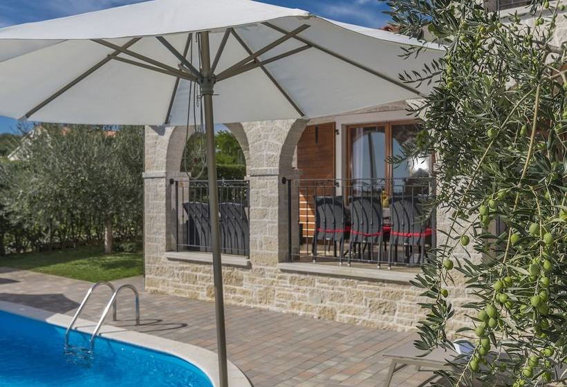 Villa With Private Pool Near The Beach And Porec Center