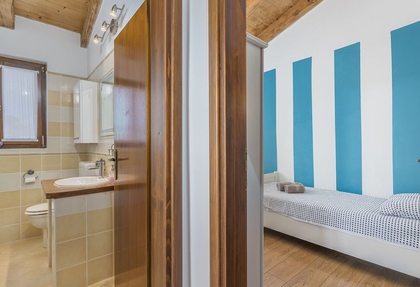 Villa With Private Pool Near The Beach And Porec Center