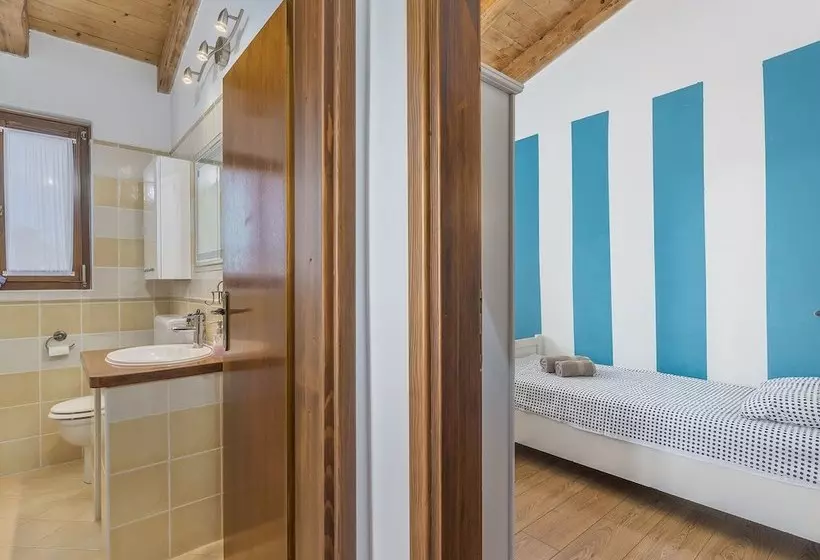 Villa With Private Pool Near The Beach And Porec Center
