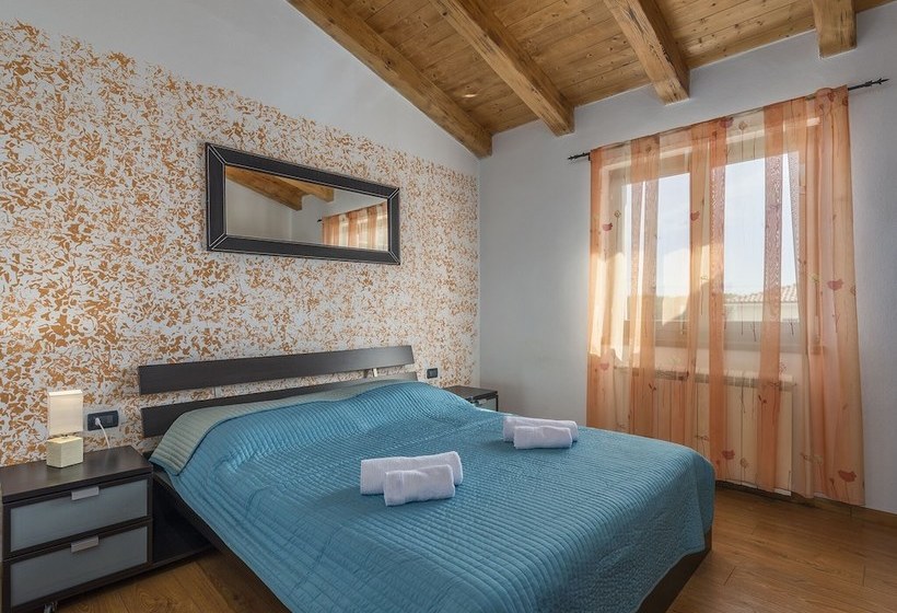 Villa With Private Pool Near The Beach And Porec Center