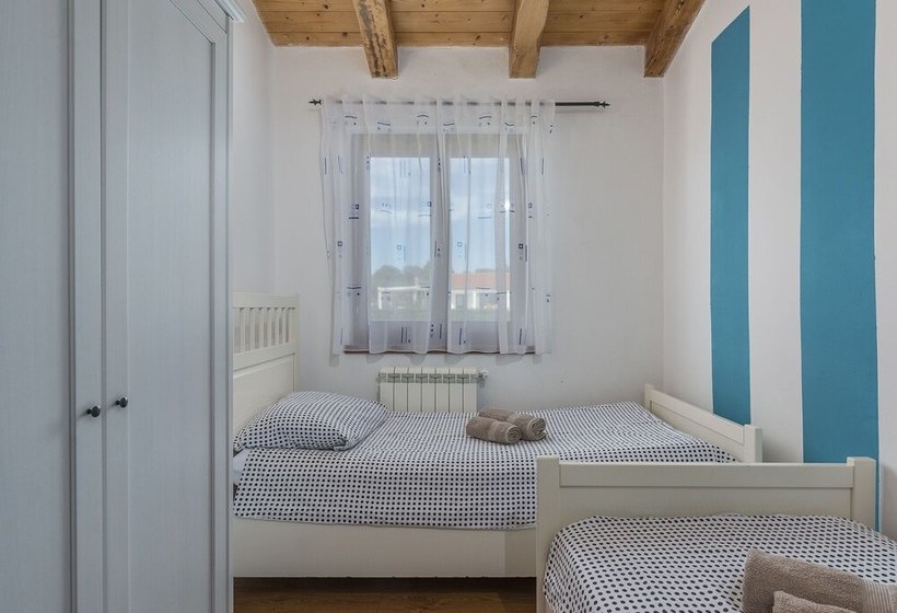 Villa With Private Pool Near The Beach And Porec Center