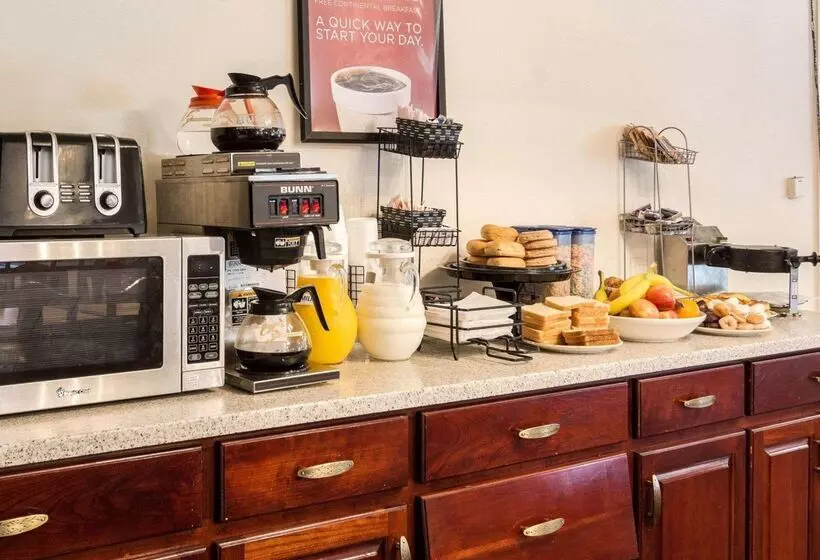 هتل Econo Lodge Petersburg Fort Lee