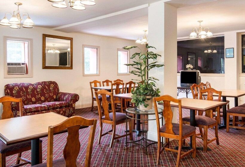 Отель Econo Lodge Petersburg Fort Lee
