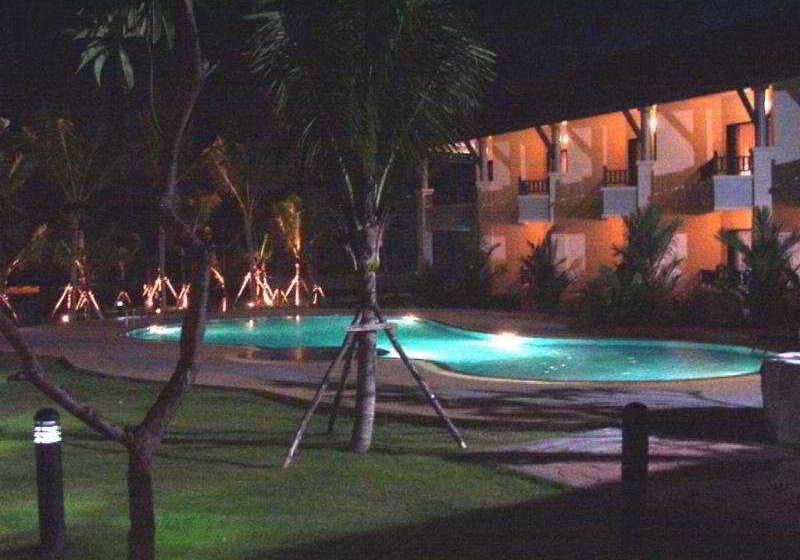 בית מלון כפרי Rajamangala Pavilion Beach Resort