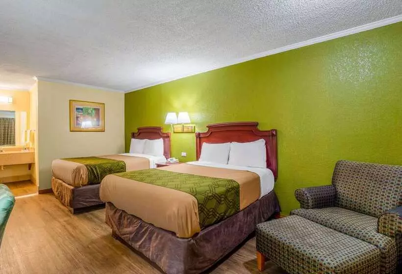 Hotelli Rodeway Inn & Suites Fort Jackson