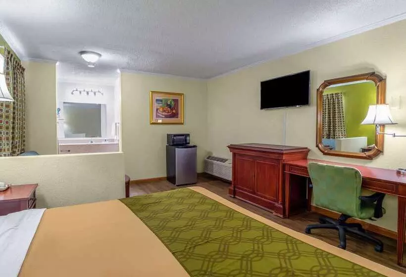 Hotelli Rodeway Inn & Suites Fort Jackson