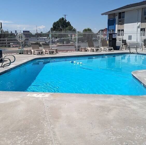 فندق على الطريق Econo Lodge