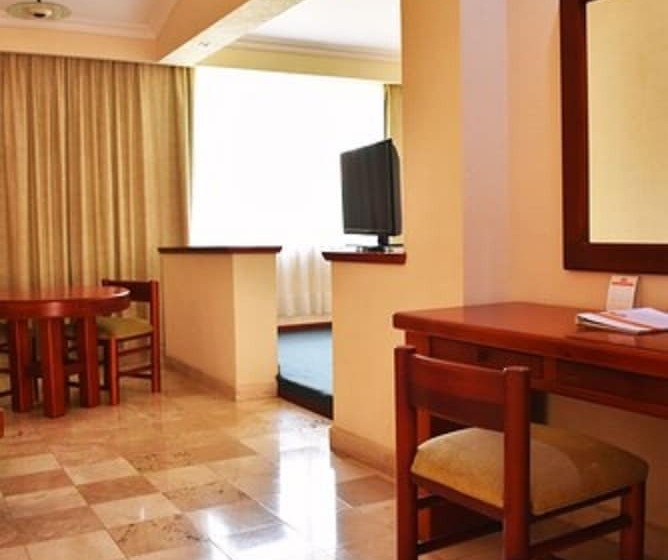 La Posada Hotel Y Suites