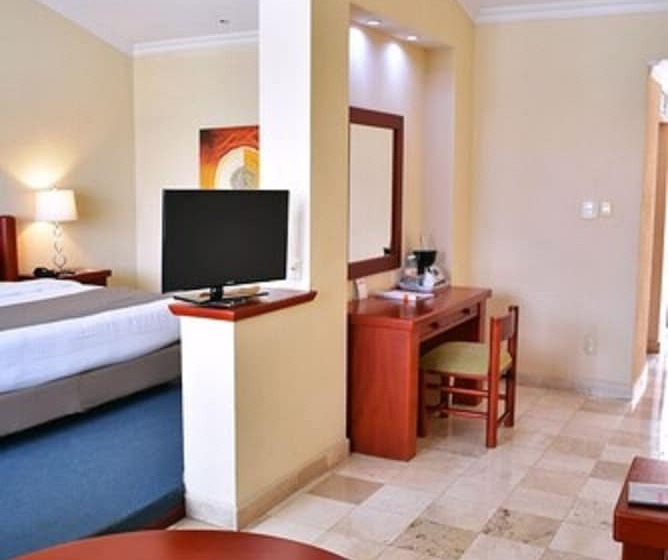 La Posada Hotel Y Suites