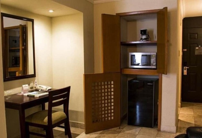 La Posada Hotel Y Suites