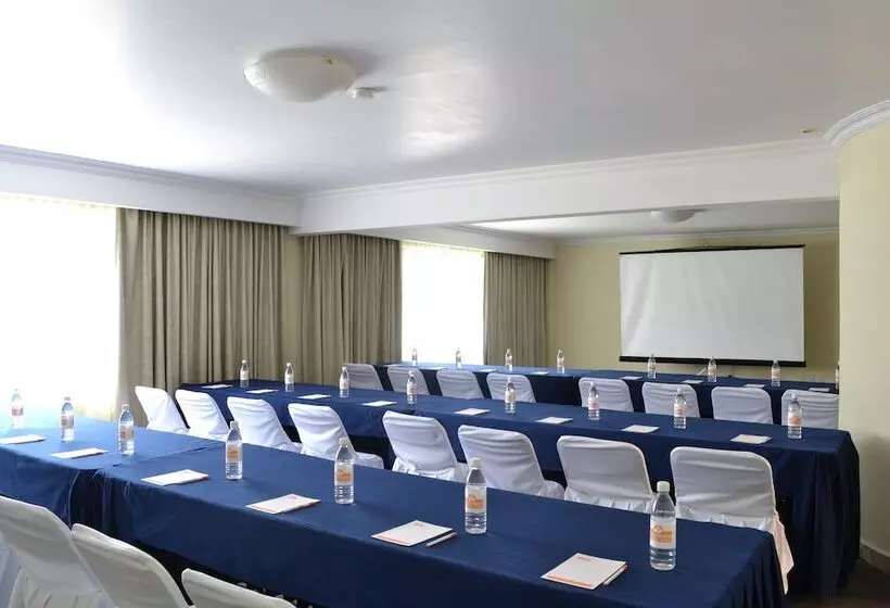 La Posada Hotel Y Suites