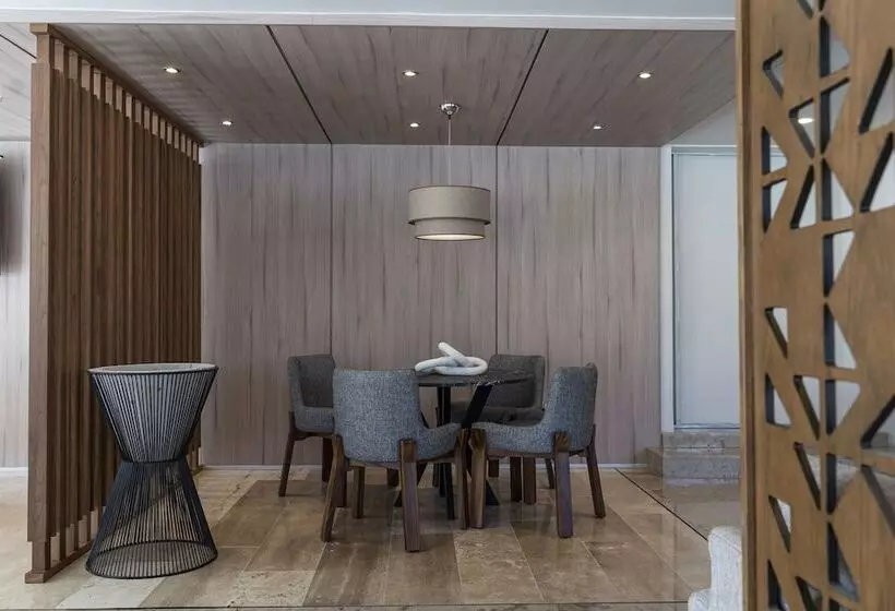 La Posada Hotel Y Suites