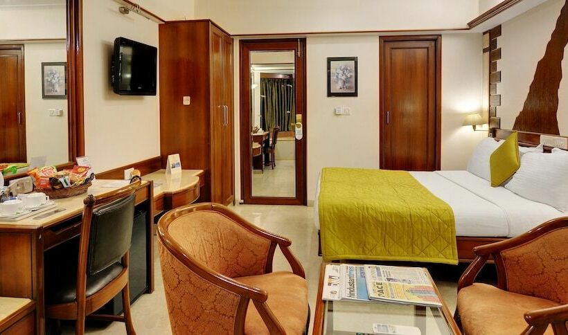 בית מלון כפרי Regal Enclave