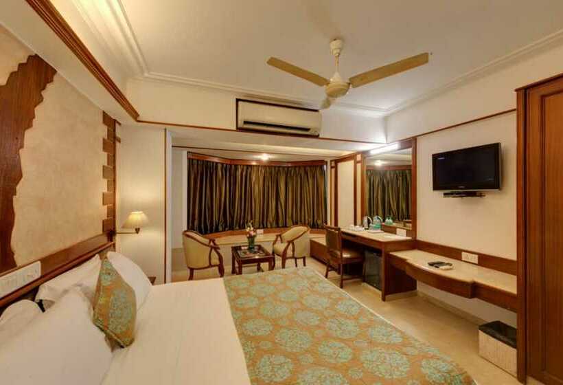 בית מלון כפרי Regal Enclave