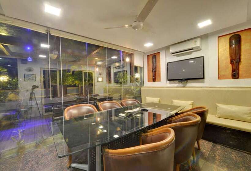 בית מלון כפרי Regal Enclave