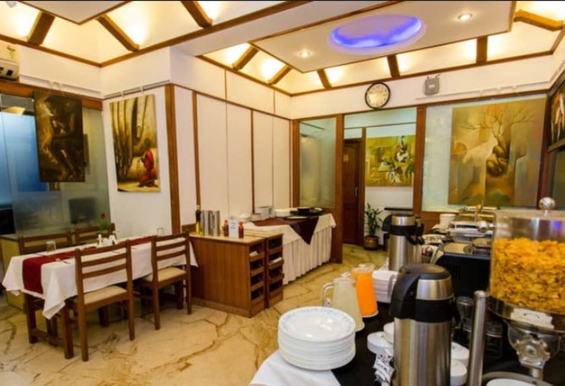 בית מלון כפרי Regal Enclave