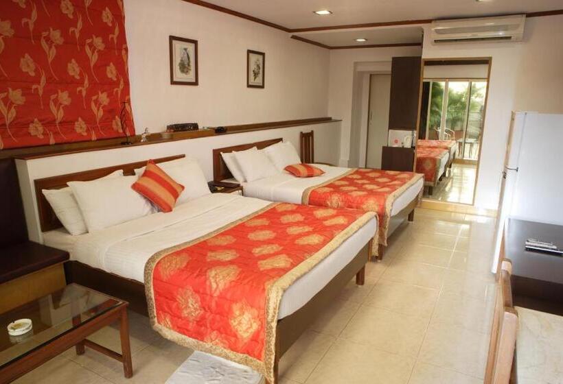 בית מלון כפרי Regal Enclave