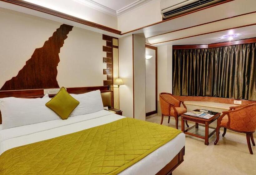 בית מלון כפרי Regal Enclave