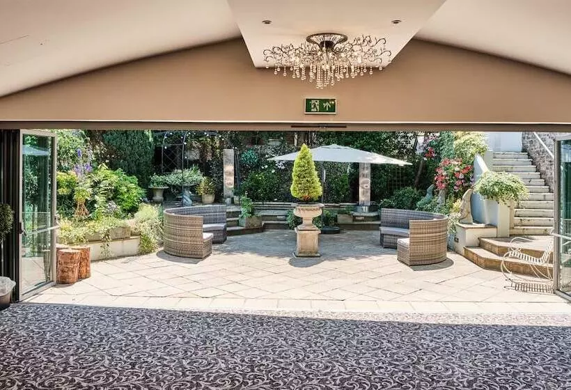 בית מלון כפרי The Bear, Cowbridge