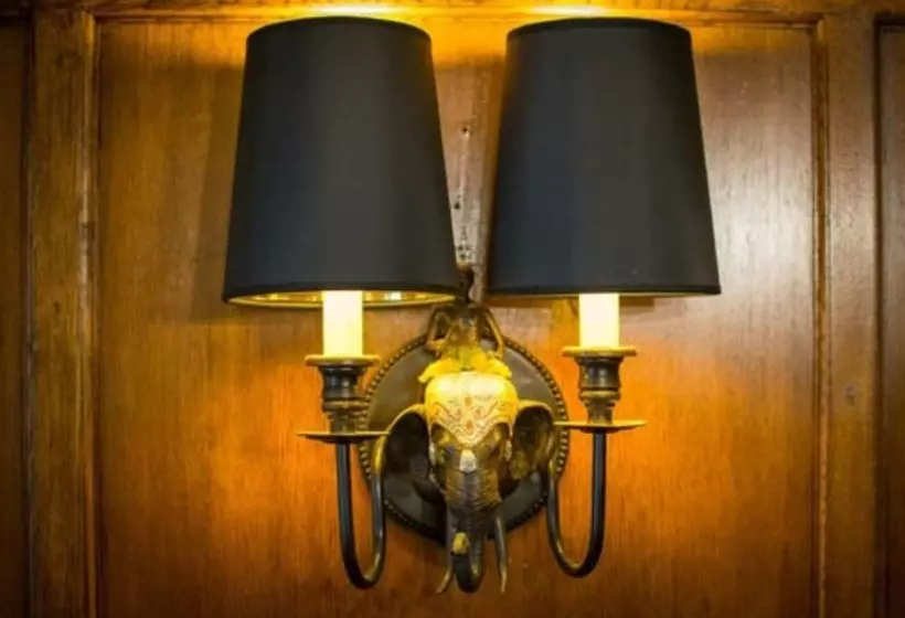 בית מלון כפרי The Bear, Cowbridge