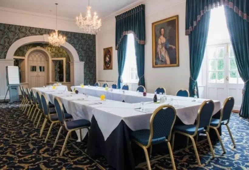 בית מלון כפרי The Bear, Cowbridge