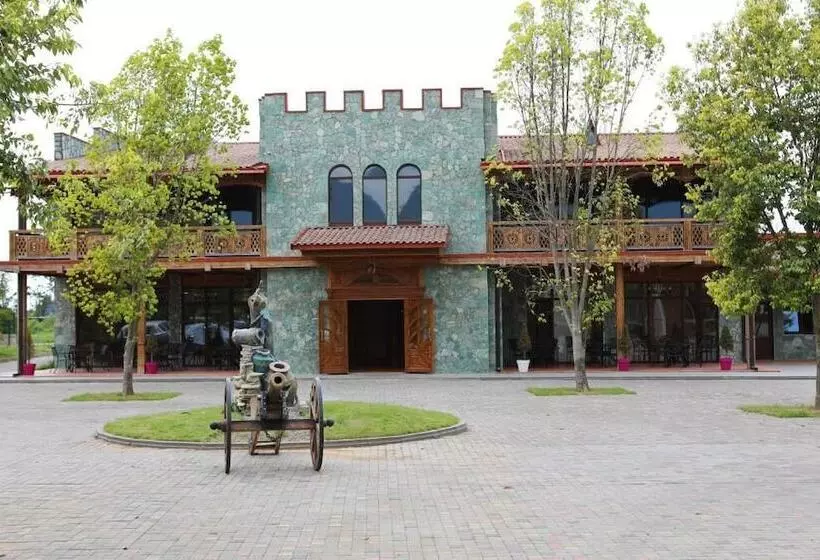 هتل Chateau Kvirike
