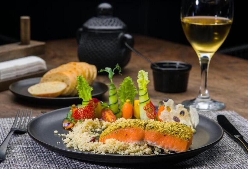 هتل Oxú Solo Adultos