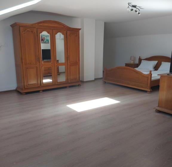 פנסיון Casa Eric