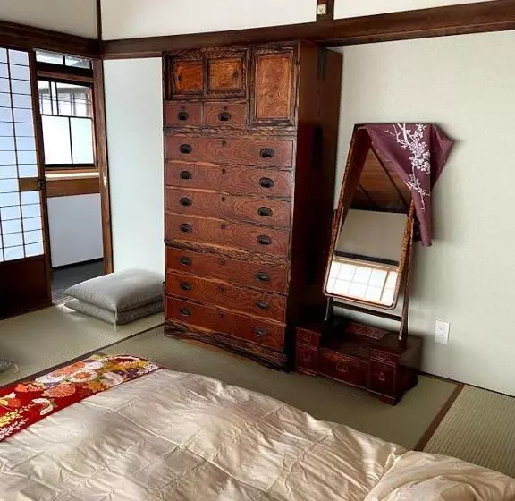 Majatalo Okiya Guest House & Tapas Bar