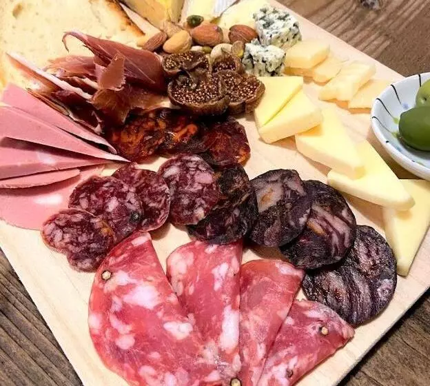 Majatalo Okiya Guest House & Tapas Bar