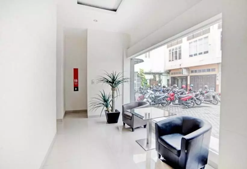 هتل Reddoorz At Jalan Stm Medan 2