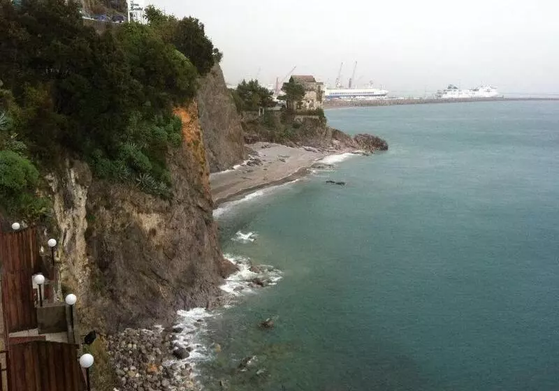 Отель La Lucertola