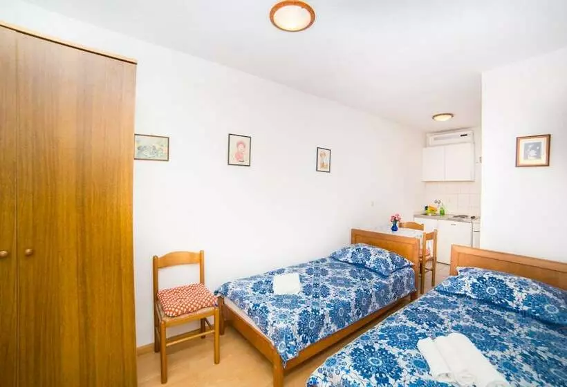 ペンション Apartments Bratus