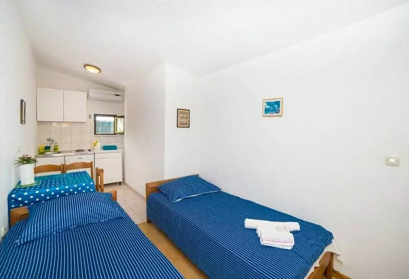 ペンション Apartments Bratus