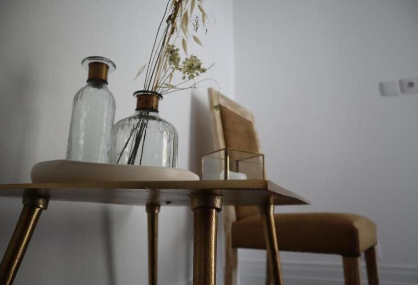 تختخواب و صبحانه Os Agostos