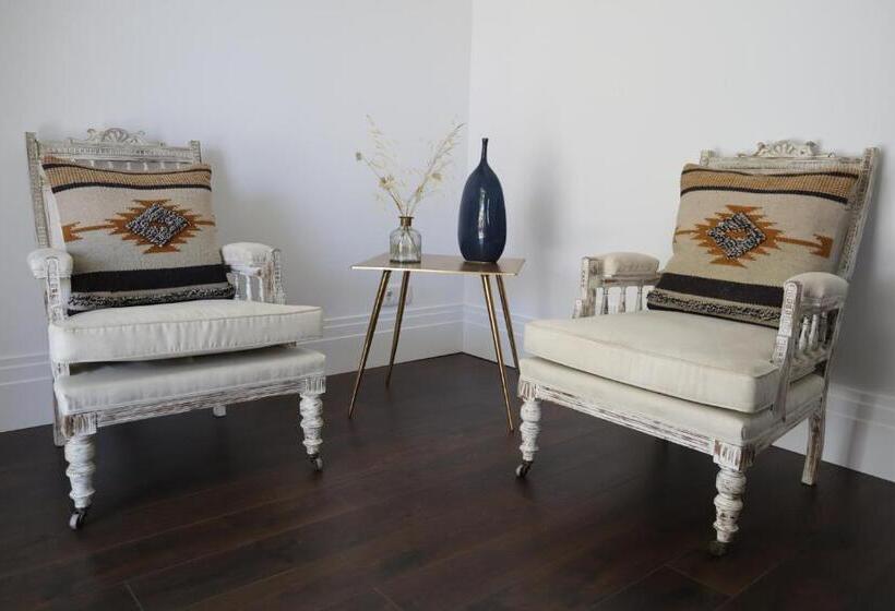 تختخواب و صبحانه Os Agostos