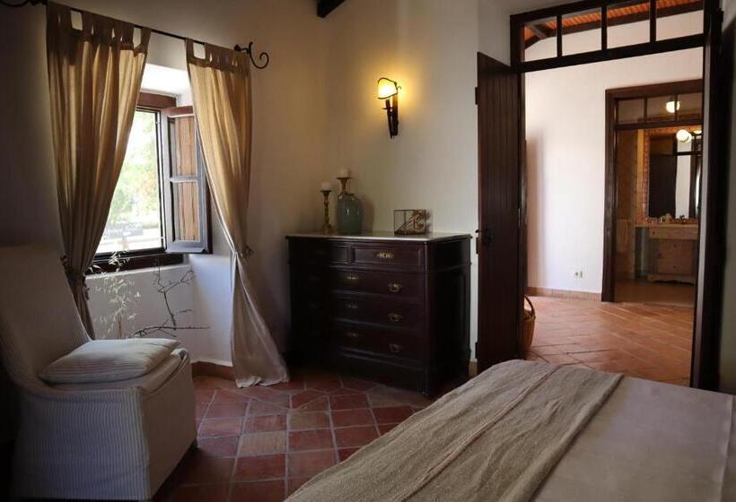 تختخواب و صبحانه Os Agostos