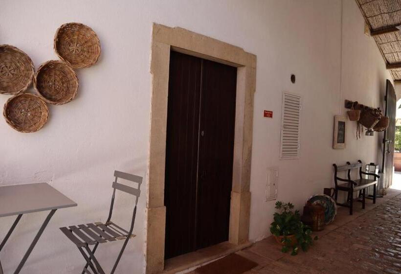 تختخواب و صبحانه Os Agostos