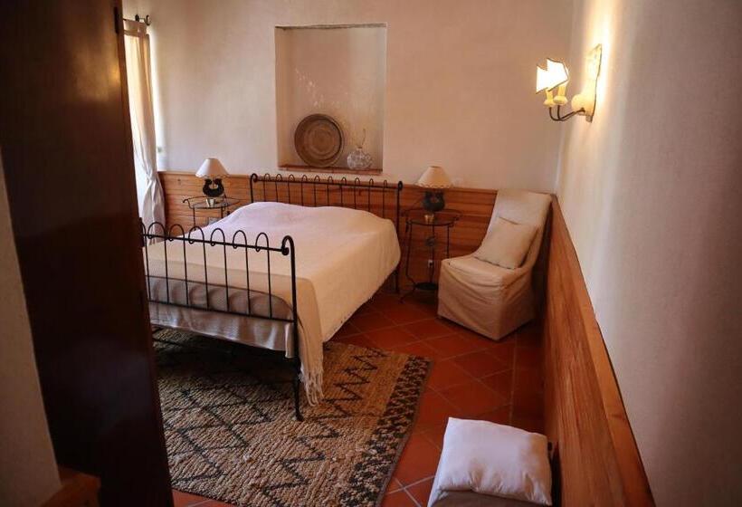 تختخواب و صبحانه Os Agostos